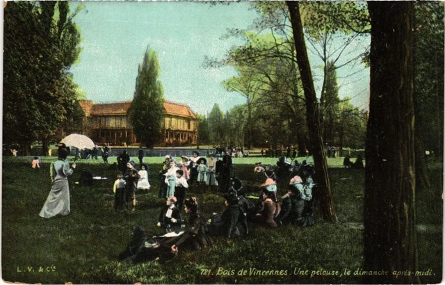 CPA AK Vincennes Une lawn, Sunday afternoon FRANCE (1283142)