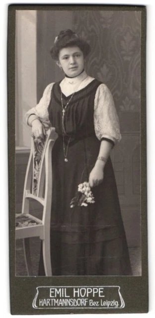 Fotografie Emil Hoppe, Hartmannsdorf, Portrait dunkelhaarige junge Frau mit Blu