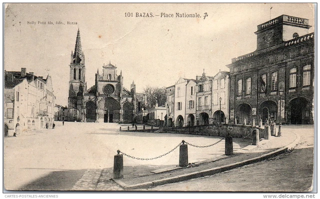 33 BAZAS - vue generale de la place nationale