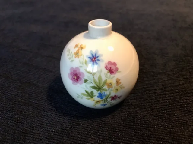 Ancien vase boule. Décor Floral. Porcelaine de Limoges. Année 1960. Dim : 7 cm.