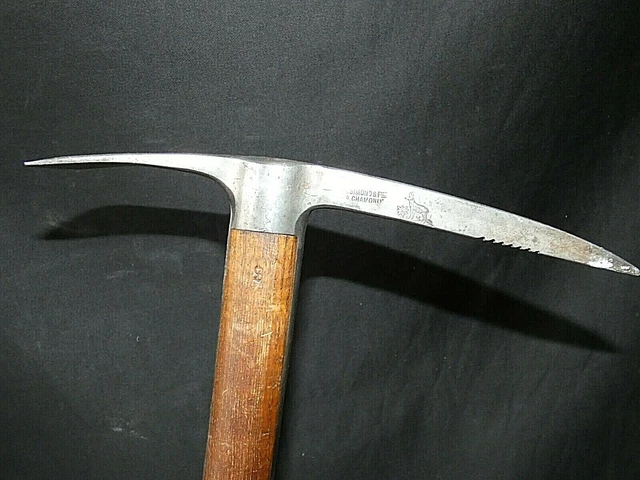 Piolet d'alpinisme de la marque Simond à Chamonix. - Lot 100 - enchères