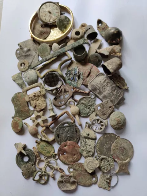 Lot D Objets Divers Époques A Identifier