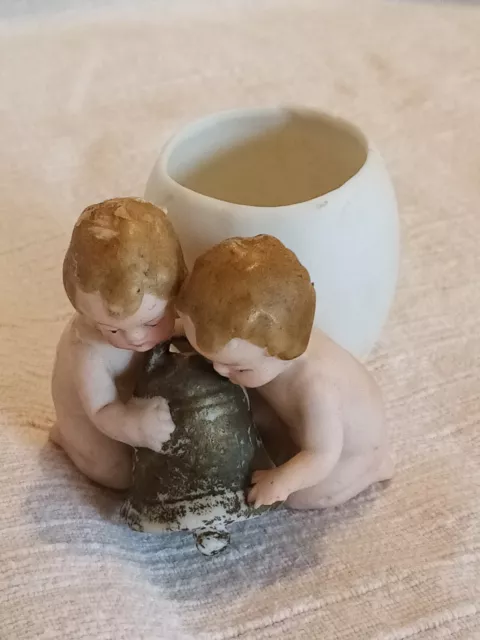 Petit sujet en biscuit de porcelaine, enfants jouant avec une cloche (Pâques)