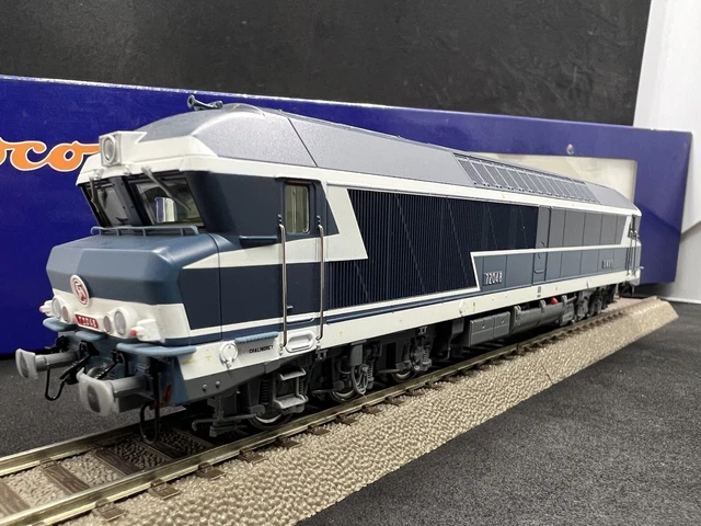 Locomotive diesel à bielles à l'échelle Oe, base ROCO HO, très bon état