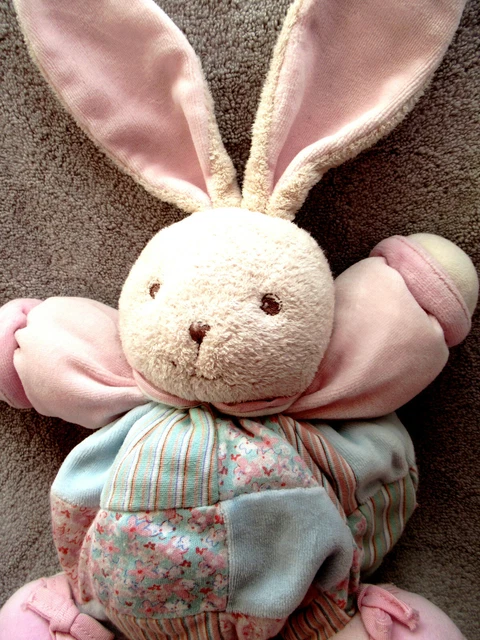 doudou kaloo boule  lapin rose  grelot 26/38cm tbon état
