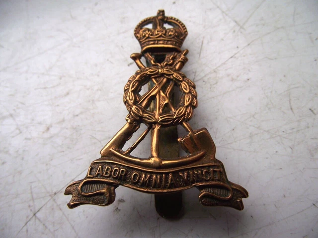 ww1-ww2-military-cap-badge-royal-pioneer-corps-genuine-labor-omnia
