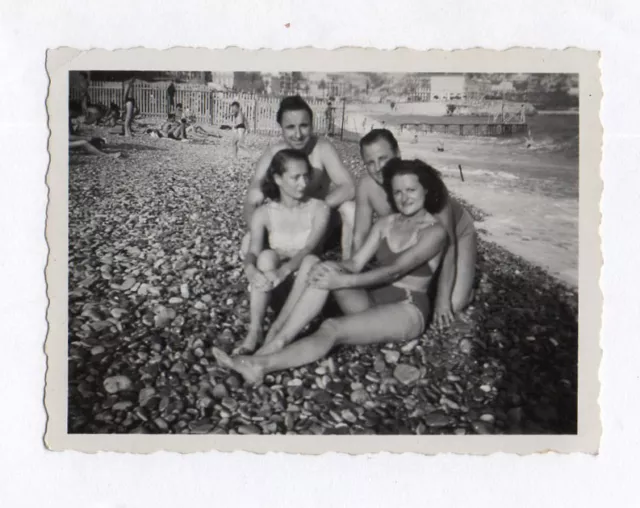 PHOTO ANCIENNE Snapshot Groupe Plage Mer Maillot de bain Nice 1949 Couple