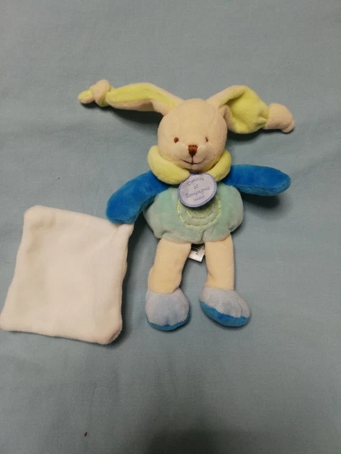 🌼🐰 Peluche doudou et compagnie lapin beige vert et bleu avec mouchoir - DC2573