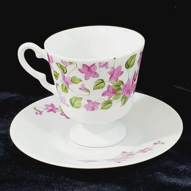 Taza de té y platillo Bone China flores base con patas sin marcar Shabby Chic