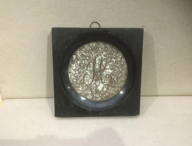 Lot de Broche circulaire Napoléon III en or jaune, à décor d'une mouche