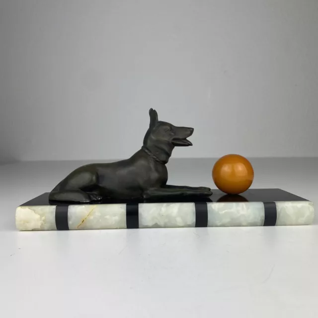 French Art Deco Metall Figur Skulptur Schäferhund Catalin Bakelit Kugel Antik