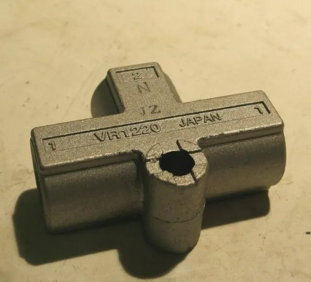 New Smc Vr1220-02 Shuttle Valve  1/4" Female Bspt Threads P7762