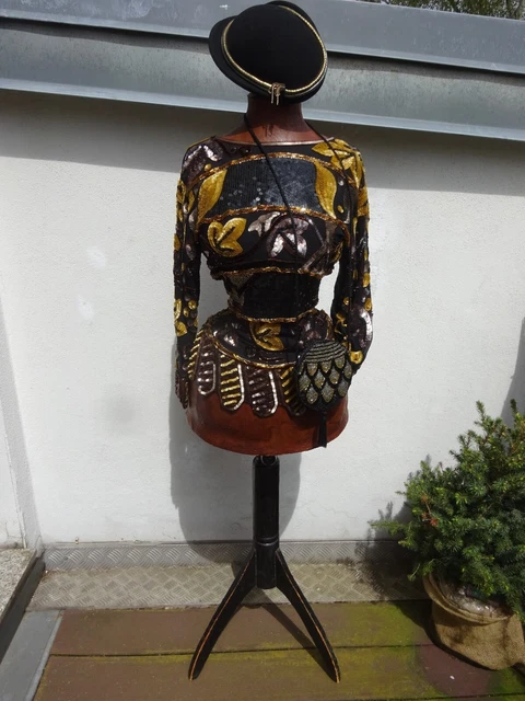Alte Schneiderpuppe Wespentaille mit Paillettenbluse Frankreich Tasche Hut Italy