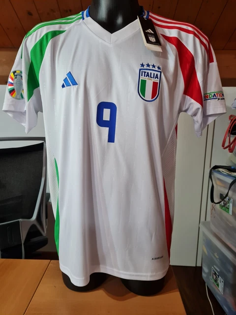 Italia, presentata la nuova maglia della Nazionale: svelata