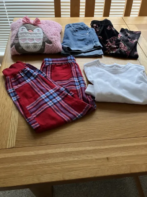 Bundle of girls clothes age 6/7 years.