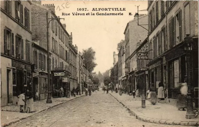 CPA AK ALFORTVILLE Rue Veron et la Gendarmerie (600442)