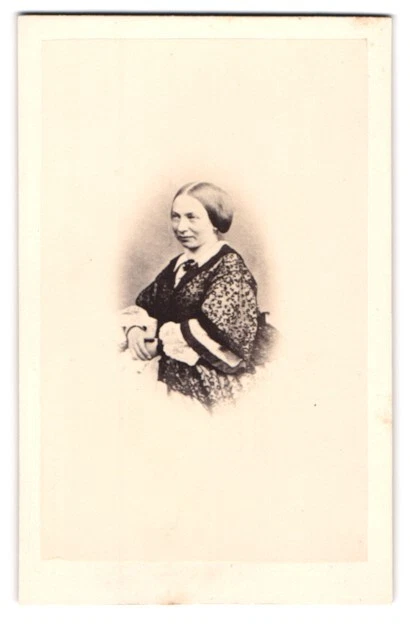 Fotografie F. Gorgerat, Lausanne, Portrait bürgerliche Dame mit moderner Frisur
