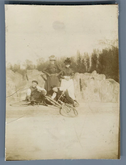 France, Dame faisant du vélo Vintage citrate print. Vintage bike. Vélo