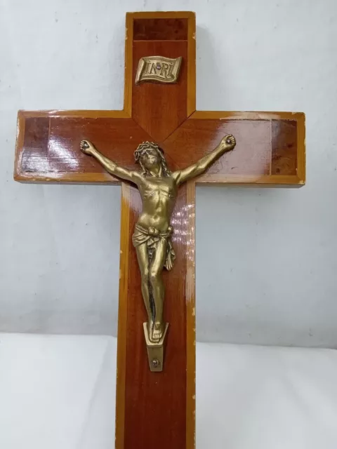 crucifix INRI ancien en métal et en bois