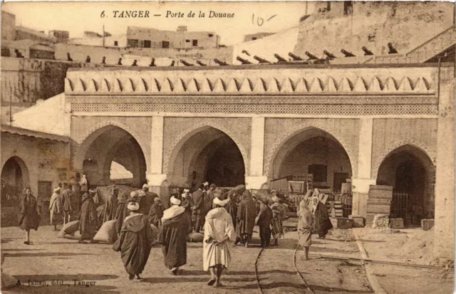 CPA AK TANGER Porte de la Douane MAROC (796863)