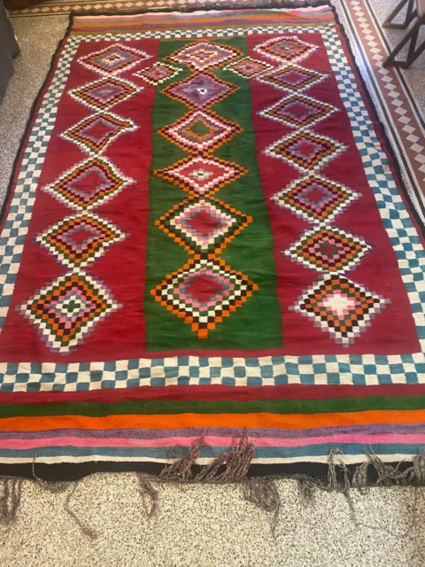 tappeto salotto tunisino fantasia rosso verde con cornice scacchi bianchi verdi
