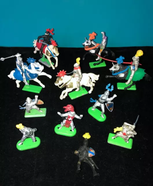 Britains 1971 Knights x 5 + 5 on Horseback + 1 Rider