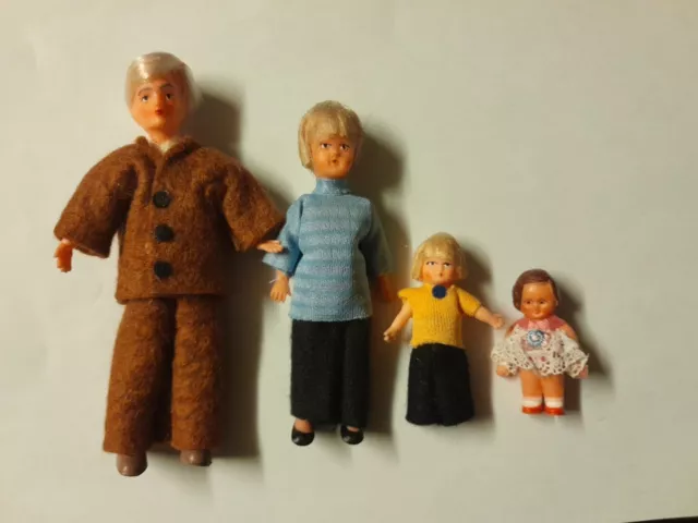 Puppen  Familie  4 Stück. Ari .Gummi Puppenstube Puppenhaus . Biegepuppe.