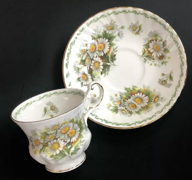 Taza de té y platillo margarita margarita flores adorno dorado Inglaterra