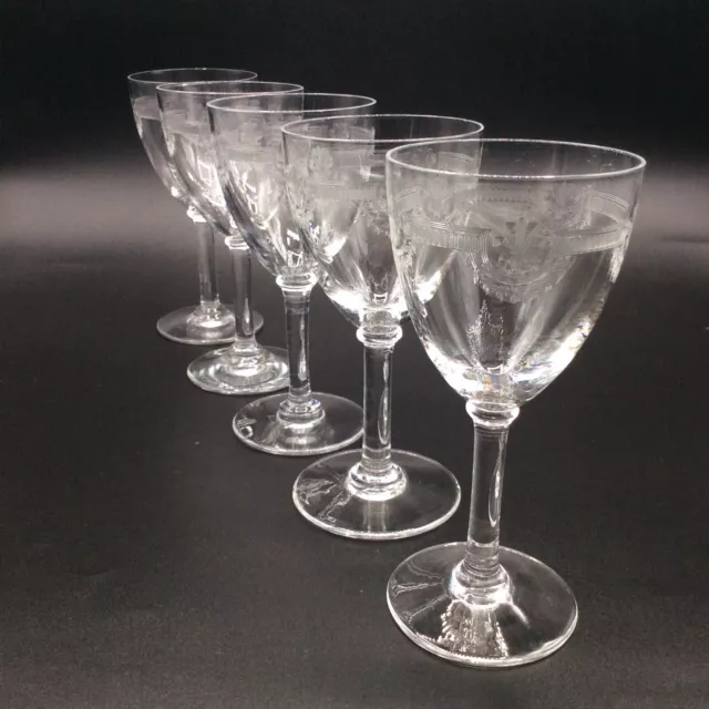 Série de cinq verres à vin rouge cristal soufflé gravé Saint-Louis modèle Manon