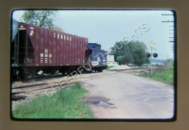Original '80 Kodachrome Slide CR Conrail 23810 Caboose action Arcade     32I59