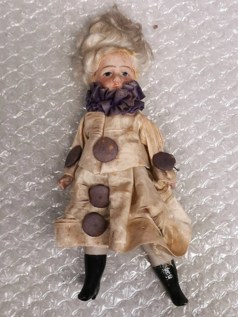 Poupée Ancienne En Porcelaine Avec Vêtements Et Accessoires - Collection