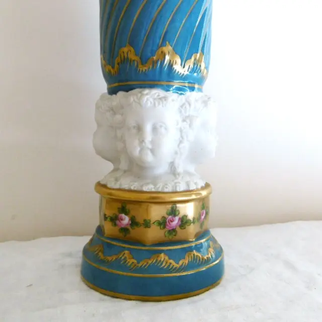 Superbe vase en porcelaine de Paris avec têtes d'enfants en biscuit, fin XIXème.