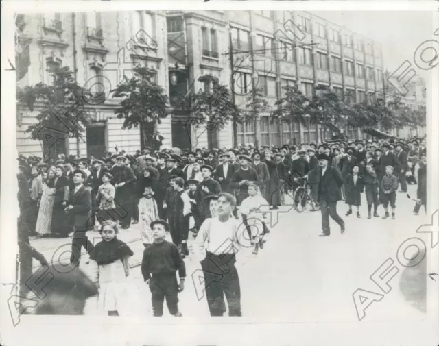 1934 World War I People Of Paris France Gaze Sky For Enemy Planes Press Photo