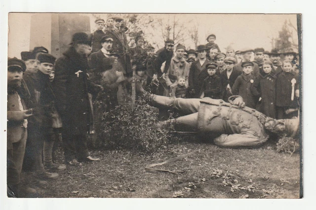 METZ  - Moselle - CPA 57 - Militaire - l' Homme de Fer Statue renversée Cp Photo