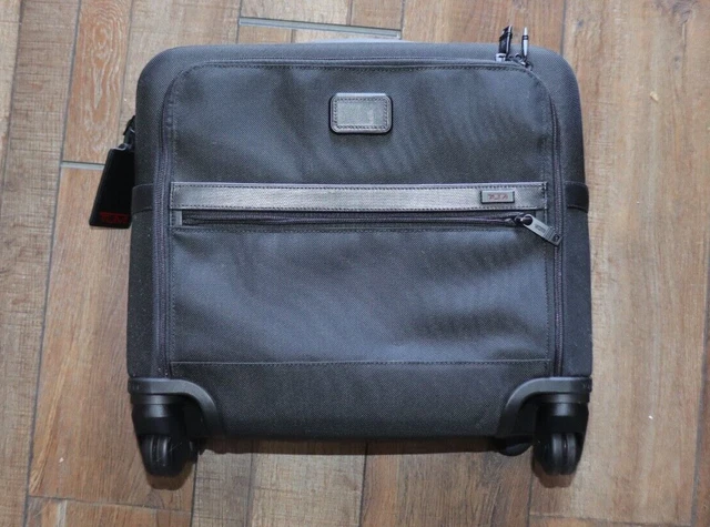 Tumi Alpha 3 Compact 4 Wheeled Brief Pre-owned In VERY GOOD condition