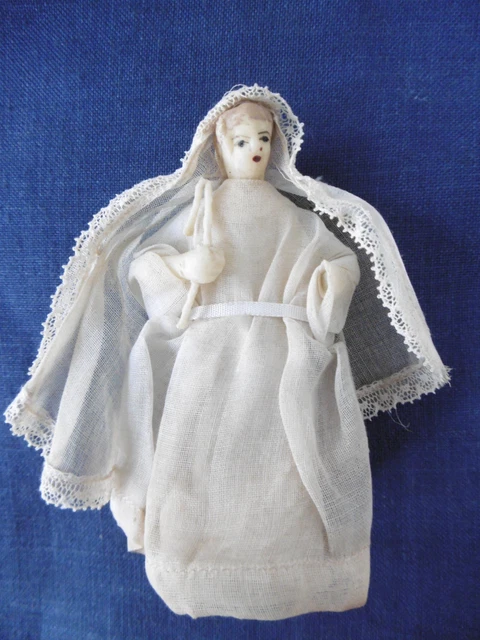 Poupée Ancienne En Cire - Communiante Sur Boîte De Dragées - Hauteur 17 Cm