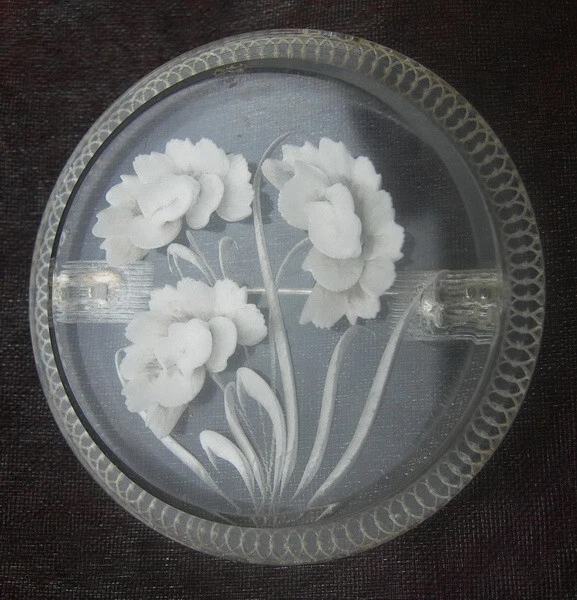 Broche Vintage Fleurs En Lucite Sculptée – Blanc, Occasion Avec Traces D'usure