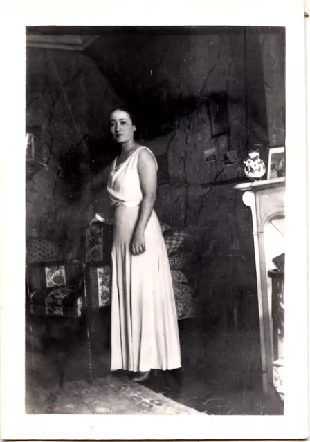Portrait femme debout robe blanche cheminée  - photo ancienne amateur an. 1930