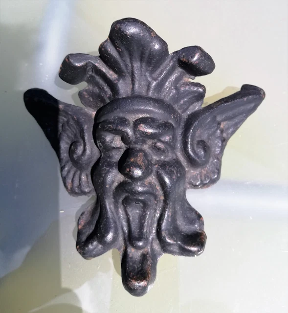Alte Gusseisenfigur als Dekoration