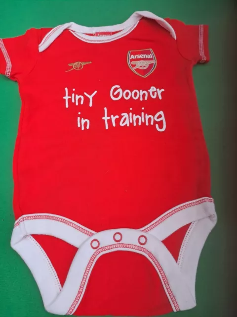 ARSENAL FC - 🙂 % Baumwolle Baby Body Anzug ""TINY GOONER IN TRAINING"" AGge 9-12 Meter