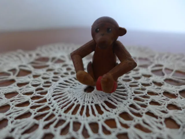 kleiner Affe, Karl Max Dittmann, hockend mit Gefäß