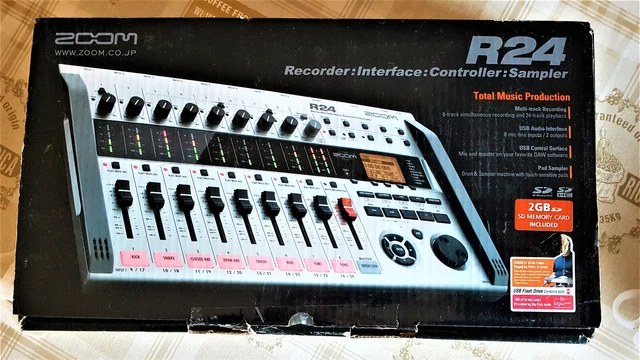 ZOOM R 24 recorder interface controller sampler