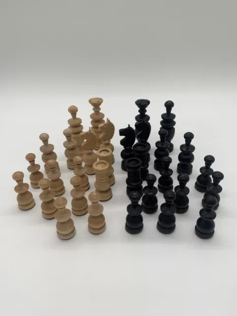 alte Schachfiguren Holz geschnitzt gedrechselt Handarbeit in Kiste Schachspiel
