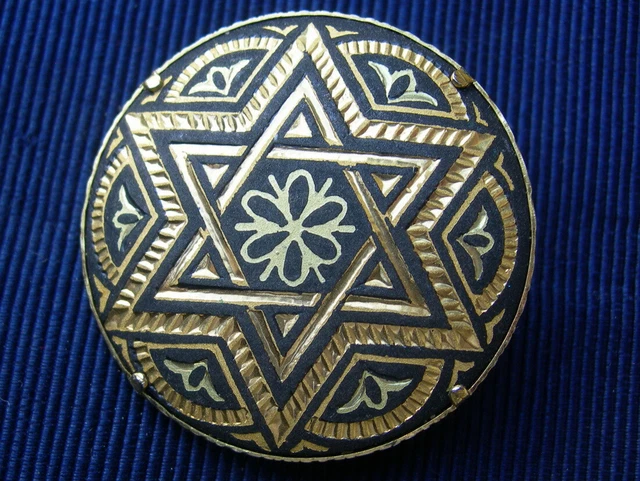 Broche Vintage Style Or De Tolède Avec Fleur, étoile Et Perle Grise - Modèle 302, Occasion, Sans Marque, Bijou Ancien Et Décoratif