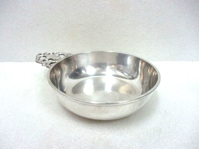 Petite coupelle ovale en metal ouvragé argenté festonnée Petite coupelle ovale en metal ouvragé argenté festonnée