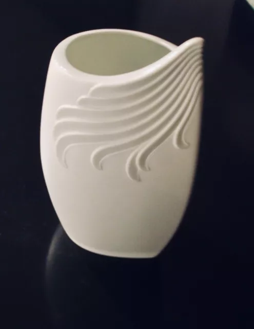 Vase aus Biskuitporzellan von Kaiser mit Wellenmotiv