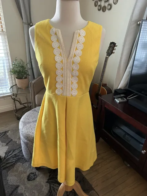 Vince Camuto yellow & white sleeveless sheath dress size 2