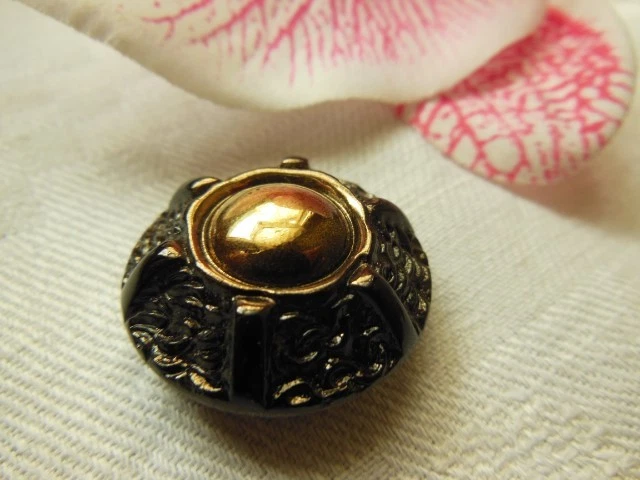 Gros bouton ancien en  verre noir doré diamètre: 2,5 cm Vintage ref 1060