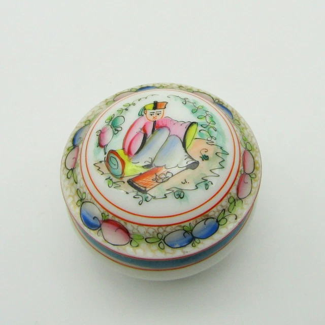 Bayeux. Gosse. Boite en porcelaine décor polychrome d'un personnage, XIXe