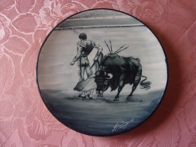 assiette céramique ancienne signée représentant une corrida avec son support TBE